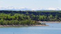 Glenmore Reservoir--háttérben a Sziklás-hegység